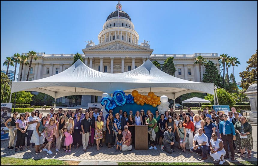 人们在加州议会大厦前庆祝