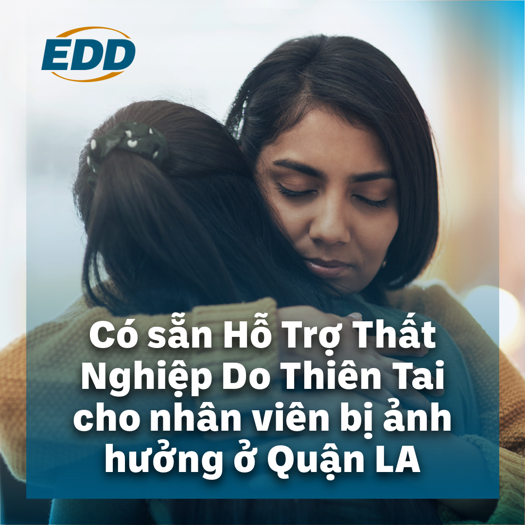 Hai người đang ôm và an ủi nhau, trên nền hình ảnh mờ phía sau, có dòng chữ: 'Có sẵn Hỗ Trợ Thất Nghiệp Do Thiên Tai cho nhân viên bị ảnh hưởng ở Quận LA.