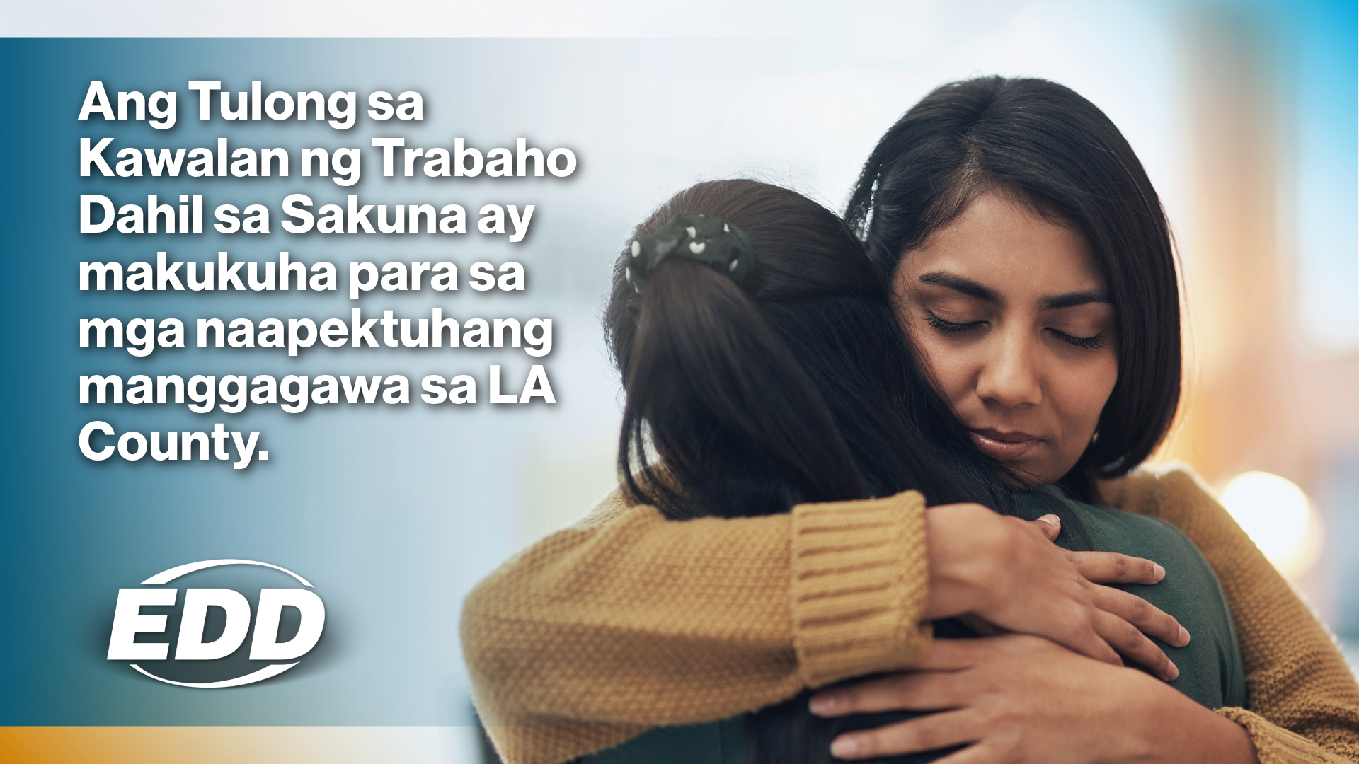 Dalawang tao ang nagyakapan sa isang nakakaaliw na yakap, na may soft-focus na background, na may tekstong nagsasabing 'Disaster Unemployment Assistance na makukuha para sa mga apektadong manggagawa sa LA County.